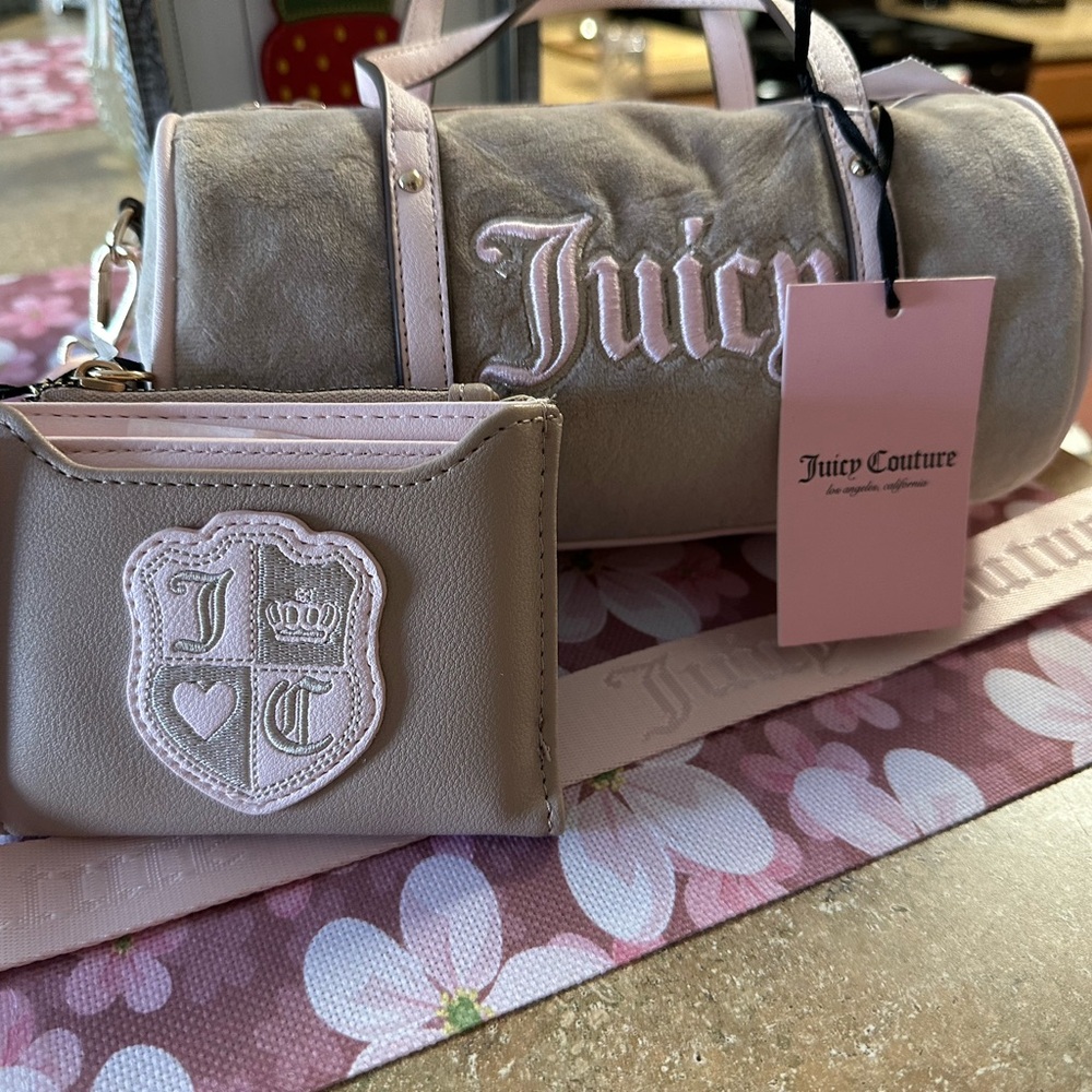 JUICY COUTURE “QUEEN of EVERYTHING” Mini barrel -Cafe/ Powder blush